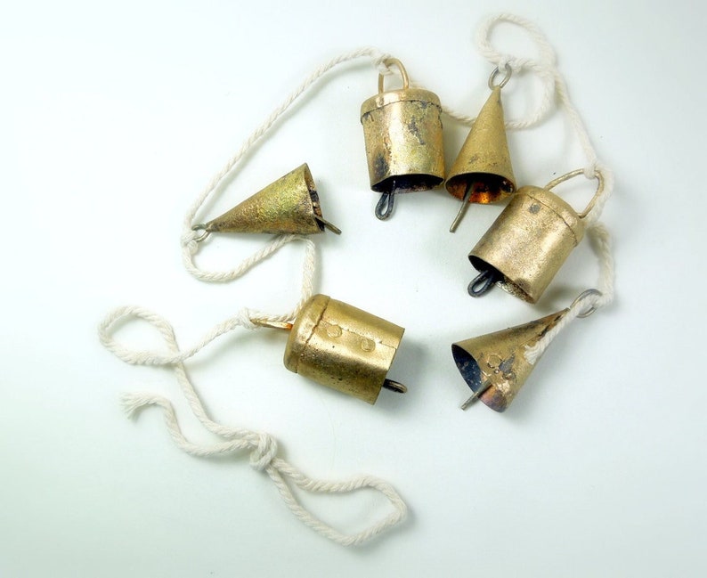 8 KEGELförmige rustikale goldene Glocken, Lieferung Windspiel Vintage Retro Boho Boho Winzige handgemachte indische Kuhglocke Reggae Türhänger Türklingel DIY Bild 8