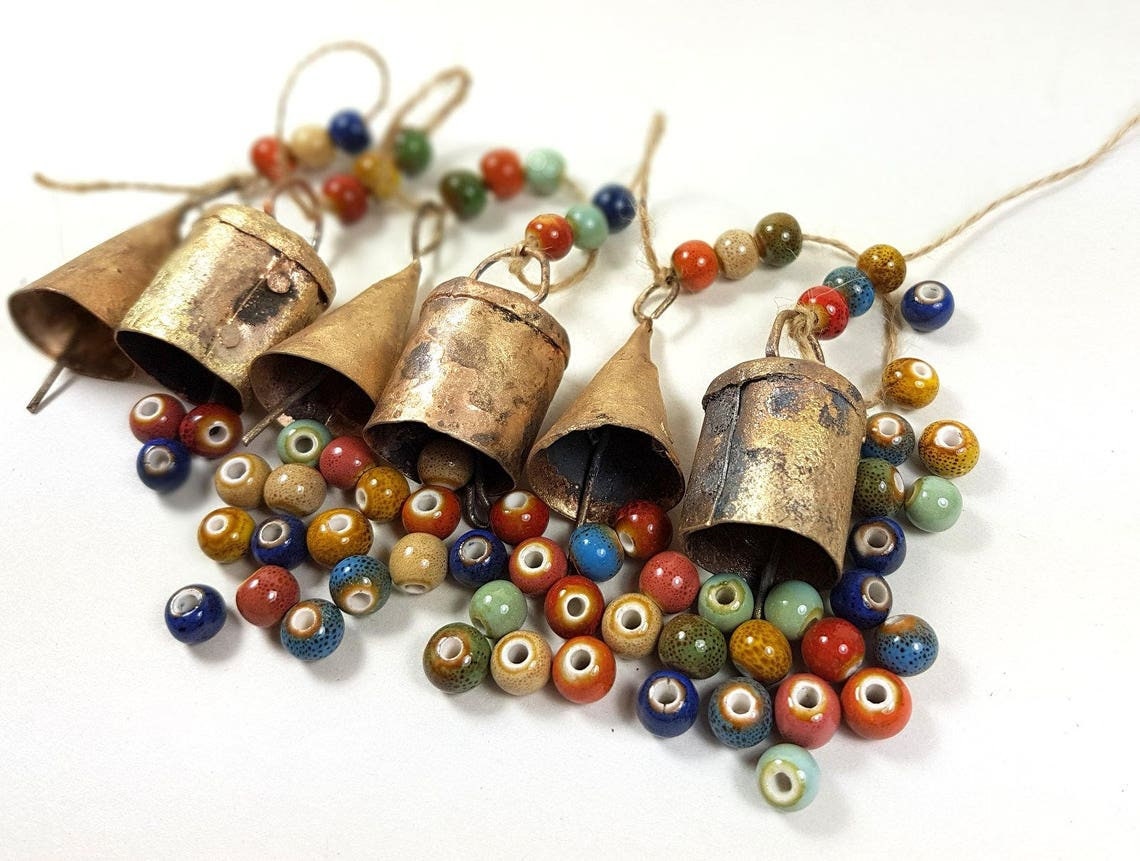 Petites Cloches Mixtes Windchime Céramique Argile Crépitement Perles Vintage Vache Chanvre Corde Fai