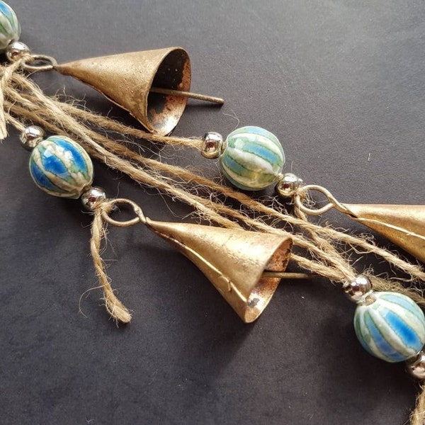 Klokken aan een touw met BLAUW GRIJZE keramische kralen, Windchime, Boerderij Deur Hanger, Vintage, Boho Ethnic, Boho, brons messing goud