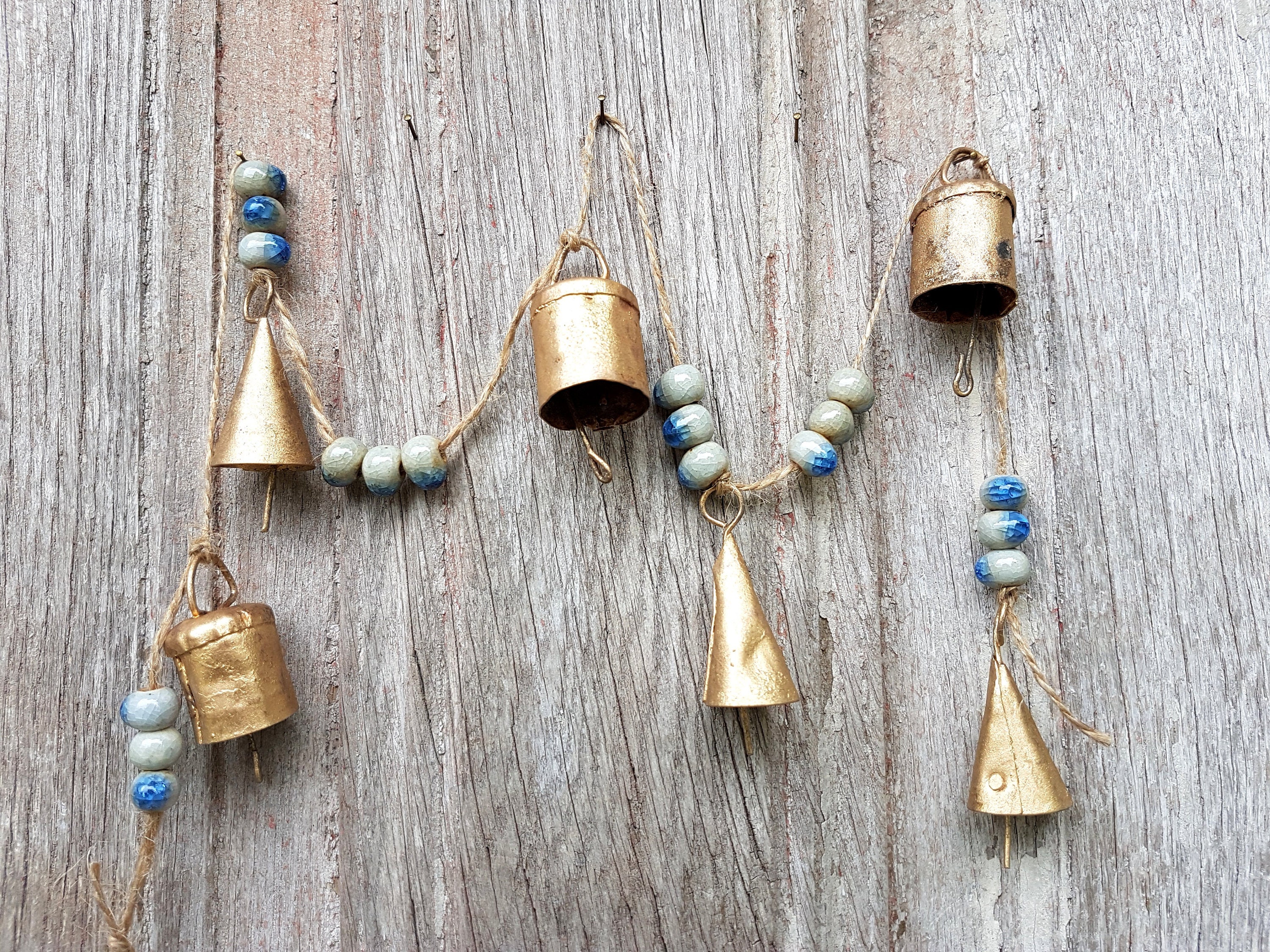 Cloches sur Une Corde avec Perles de Crépitement en Céramique Bleues, Windchime, Cintre Porte Ferme,