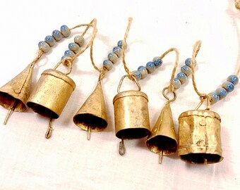 Bells on a string met BLAUWE keramische crackle kralen, Windchime, Farmhouse Door Hanger, Vintage, Boho Etnisch, Boho, brons messing goud
