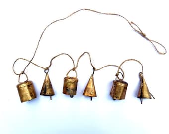 Koord met 6 rustieke gouden bellen, sisalhenneptouw, gerecycled metaal bronskleurige bellen, rustieke vintage stijl, windgong, koeienklokken