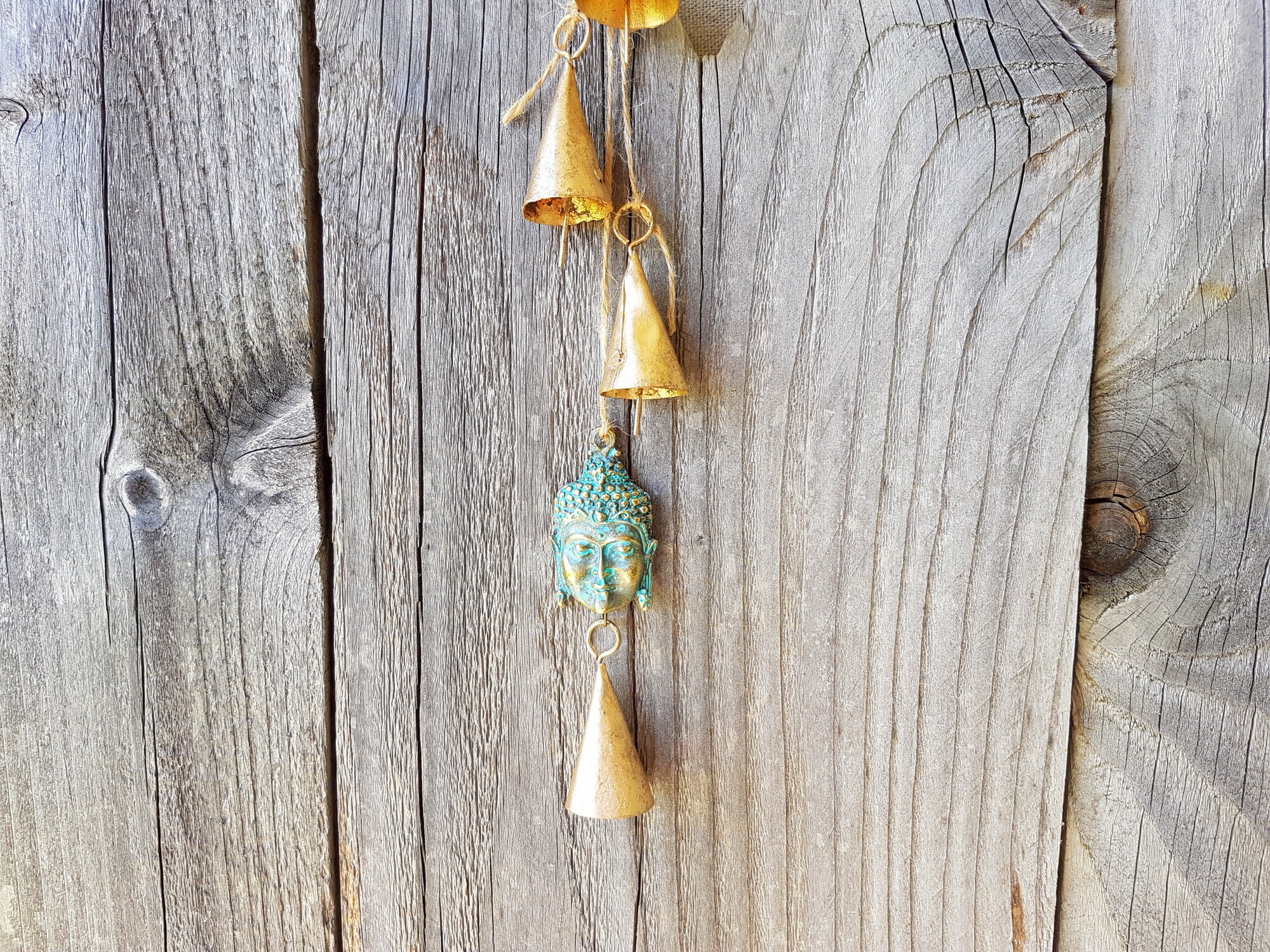 Carillon avec Cloches de Vache Rustiques en Forme Cône Couleur Or et Une Grande Tête Bouddha Laiton,