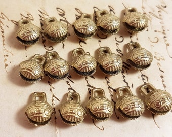 20 petites grelots tête de tigre en laiton du Népal, vintage rustique carillon à vent tribal bohème minuscule gitane approvisionnement tintement porte-bonheur chat chien animal de compagnie SS