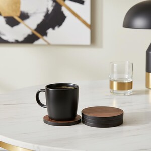 Luxe onderzetters: ronde houten set, zwart en walnoot, verfijnd tafelaccent, uniek cadeau-idee