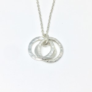 Collar de círculos de plata esterlina, tres círculos, Regalo para ella, Joyas para mujeres