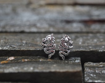 Puces d'oreilles dragon en argent sterling : bijoux animaliers minimalistes