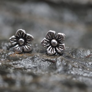 桜の花のイヤリング、925スターリングシルバー、スタッドイヤリング、ミニマリストイヤリング、シルバースタッドイヤリング、ギフト