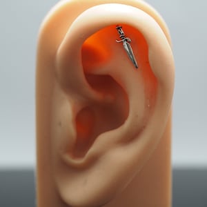 Daga de plata esterlina - 20 g, 18, 16 g Barra de labio de acero inoxidable quirúrgico, poste de pasador de empuje, parte posterior plana, pendiente de cartílago