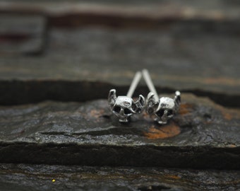 Pequeños pendientes de calavera de plata de ley: joyería minimalista