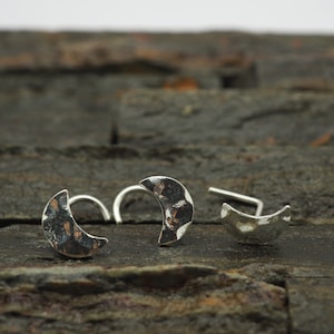 18, 20 Gauge gehämmert Crescent Moon Nasenstecker, Minimalist Nasenstecker, Schmuck Nase Stud, Body Piercing Schmuck, Nase Piercing, Körperschmuck