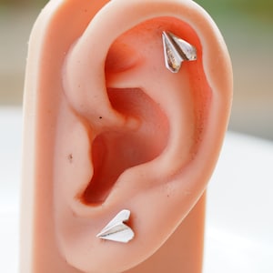 Sterlingzilveren papieren vliegtuigje - 18 g, 16 g chirurgisch roestvrijstalen labret-halterstang, pushpin-paal, platte achterkant, kraakbeenoorbel
