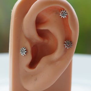 Espiral de Plata Sol - Barra de labio de acero inoxidable quirúrgico de calibre 18, calibre 16, poste con pasador de empuje, parte posterior plana, pendiente de cartílago