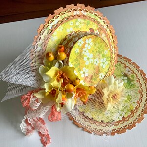 Carte chevalet en forme de chapeau - Jonquilles