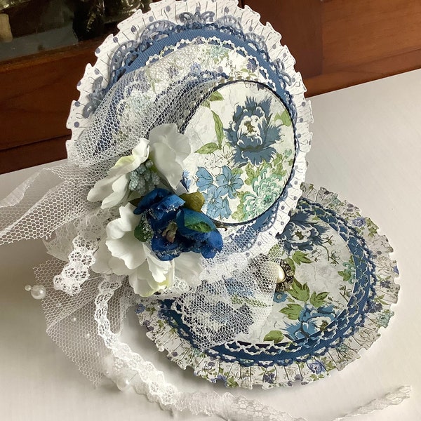 Très belle carte chevalet en forme de chapeau - fleurs bleues