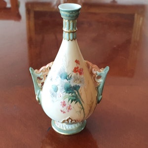 EXQUISITE Small ROYAL WORCESTER Blush Ivory 2 handled vase c1900