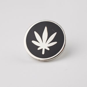 Pin esmaltado de marihuana - rojo, turquesa, verde, negro black