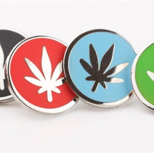 Pin esmaltado de marihuana - rojo, turquesa, verde, negro imagen 1