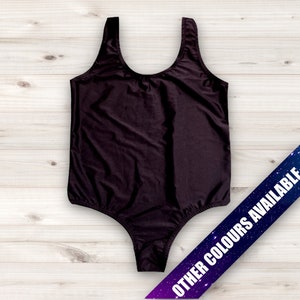 Puede incluir: Un bañador negro de una pieza con escote redondo y pierna alta. El bañador está hecho de una tela suave y elástica. Otros colores están disponibles.