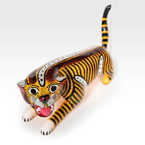 Handgefertigte und handbemalte mexikanische Jaguar Holzfigur aus Olinala, Guerrero, Mexiko