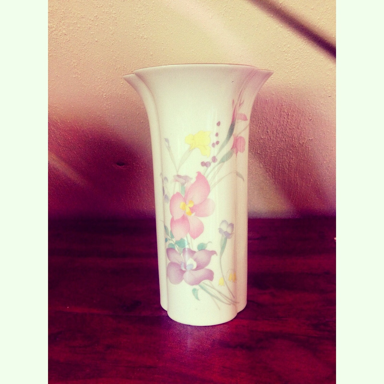 Retro Floral Vase/Vase Fleuri Rétro