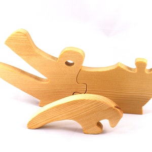 A 10-inch long wooden alligator puzzle for younger kids handmade and smoothly finished. This simple puzzle has three pieces, easy-to-grasp, interlocking, chunky, freestanding pieces. It is made to order.