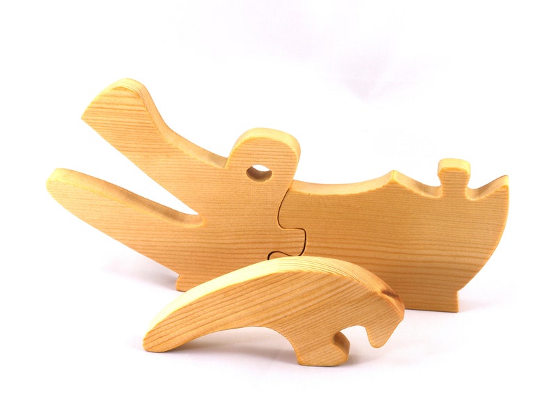 A 10-inch long wooden alligator puzzle for younger kids handmade and smoothly finished. This simple puzzle has three pieces, easy-to-grasp, interlocking, chunky, freestanding pieces. It is made to order.