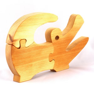 A 10-inch long wooden alligator puzzle for younger kids handmade and smoothly finished. This simple puzzle has three pieces, easy-to-grasp, interlocking, chunky, freestanding pieces. It is made to order.