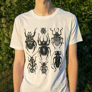 Camiseta serigrafiada con bicho, escarabajo e insecto