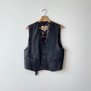 May include: A set of three white ceramic vases with a textured, ridged design. The vases are different heights: approximately 25 cm, 20 cm, and 15 cm. The vases are a decorative home item.