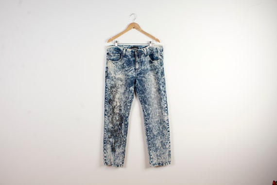 𝐵𝑙𝑒𝑎𝑐ℎ 𝑏𝑢𝑡𝑡𝑒𝑟𝑓𝑙𝑦 𝑗𝑒𝑎𝑛𝑠 | Bleach dyed jeans, Mum jeans,  Denim outfit