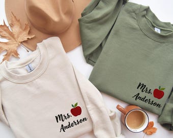 Bluza z haftowanym imieniem i nazwiskiem nauczyciela Apple | Bluza z napisem "Powrót do szkoły" dla nauczyciela | Haftowana koszula do klasy | Prezent dla nauczyciela