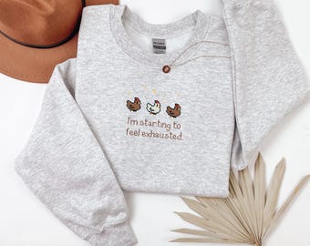 Bluza z haftowanym okrągłym dekoltem Stardew Valley | Koszulka z motywem kurczaka | Bluza z kapturem „Zaczynamy czuć się wyczerpanym” | Prezent urodzinowy dla gracza na Boże Narodzenie
