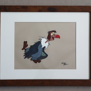 Könnte beinhalten: Eine gerahmte Cartoon-Illustration eines blauen und grauen Geiers mit rotem Schnabel und gelben Augen. Der Geier ist in einer Gehpose mit ausgebreiteten Flügeln dargestellt. Die Illustration ist unten rechts mit "Al Hirschfeld" signiert.