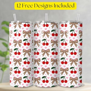 Puede incluir: Tres vasos de acero inoxidable con tapas y pajitas. Los vasos presentan un patrón repetido de cerezas rojas, lazos con estampado de leopardo y corazones rosas sobre un fondo blanco. El texto "12 Free Designs Included" está en una pancarta amarilla.