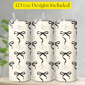Puede incluir: Tres vasos de acero inoxidable con fondo crema y un patrón repetido de lazos y corazones negros. Cada vaso tiene una tapa transparente y una pajita. El texto "12 Free Designs Included" está en una pancarta amarilla en la parte superior.