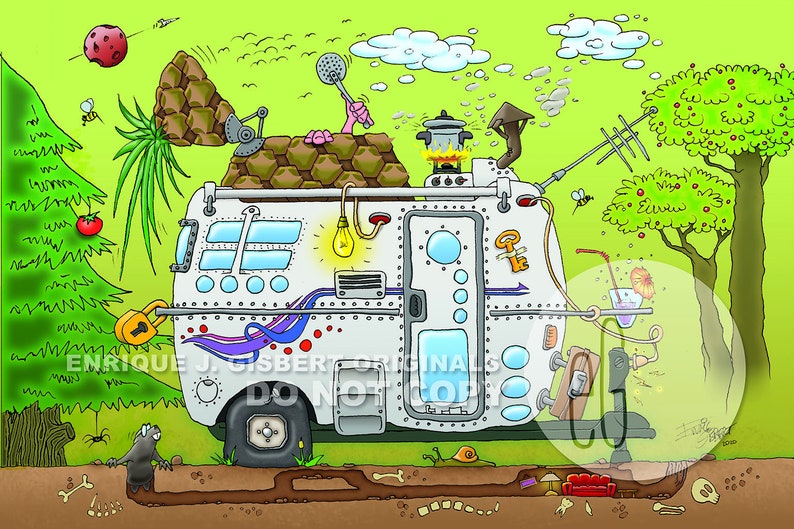 K&ouml;nnte beinhalten: Ein wei&szlig;er Wohnwagen mit einem skurrilen Design, mit einem Dach aus Tannenzapfen, einem Topf auf einem Herd, einer Gl&uuml;hbirne und einem Schl&uuml;sselloch. Der Wohnwagen steht in einer gr&uuml;nen Waldlandschaft mit B&auml;umen, V&ouml;geln und einem Maulwurf.