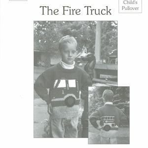 Könnte beinhalten: Ein Schwarzweißfoto eines Kindes, das einen grauen Pullover mit einem gestrickten Feuerwehrauto-Design trägt. Der Pullover ist für Kinder von 2-8 Jahren und aus Wolle in der Stärke Worsted gefertigt. Das Muster heißt "The Fire Truck" und stammt aus der Kollektion "eweCANknit".