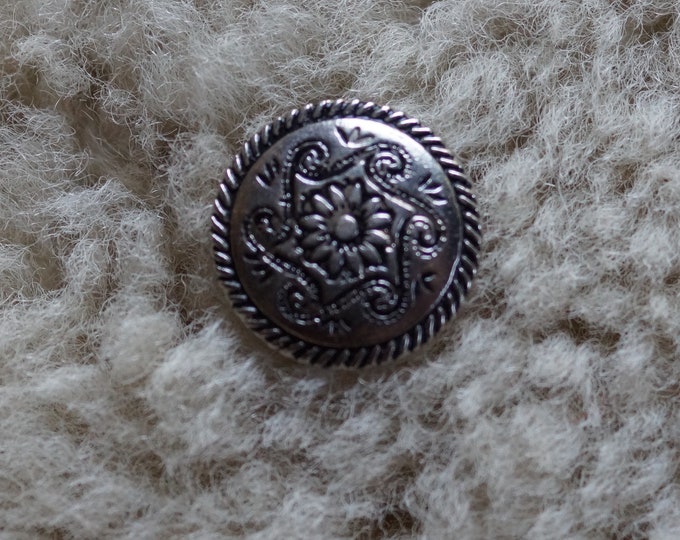 Daisy pewter button vintage never used three-forth inch