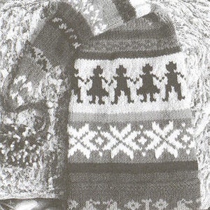 Puede incluir: Sombrero de punto gris y blanco con un patrón de figuras que se toman de la mano y un patrón de diamantes.