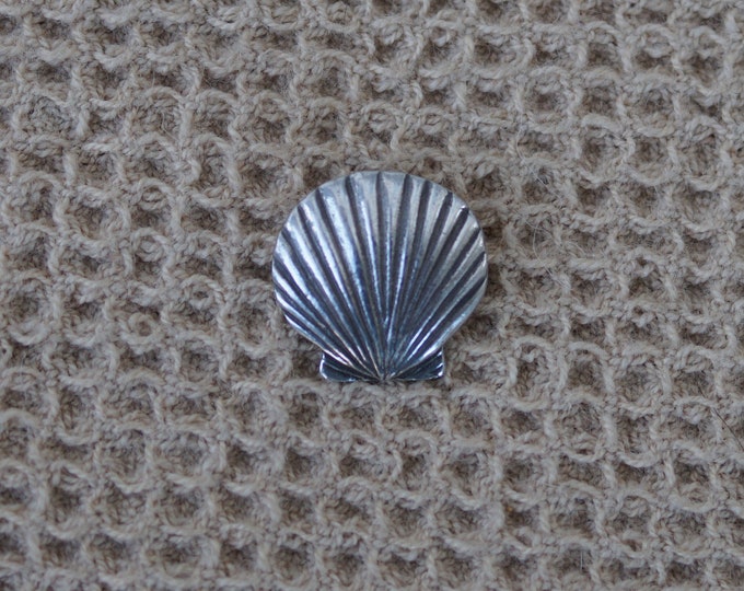 Scallop Danforth pewter vintage button