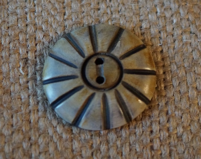 Horn Button: African Flower button