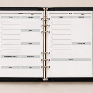 Puede incluir: Una agenda negra de seis anillas abierta en dos páginas blancas. La página izquierda está etiquetada como Family con secciones para To Do, Partner, Child, Home Maintenance, Food Shop, Bills y Car. La página derecha está etiquetada como Work con To Do, Priorities, Follow Ups y Notes.