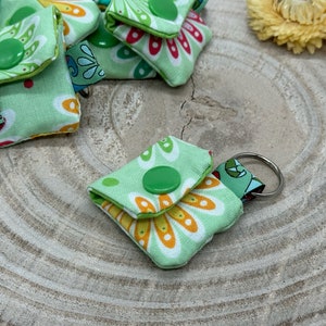 Sleutelhanger mini tas groen met bloemenpatroon