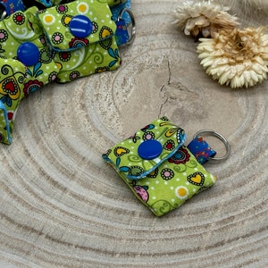 Chaveiro mini bolsa verde com flores e pássaros