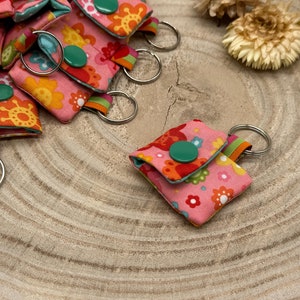 Sleutelhanger mini tasje roze met kleurrijke bloemen