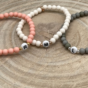 Pulsera de amistad cuentas acrílicas pulsera joyería personalizada con iniciales con cuentas de letras blancas