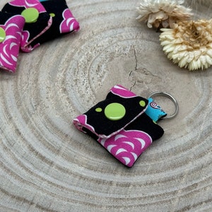 Sleutelhanger mini tas zwart met roze bloemen