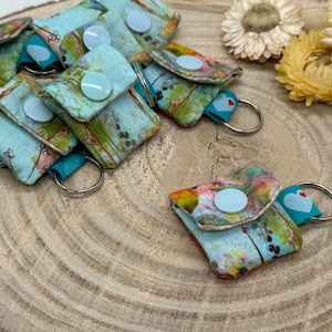 Schlüsselanhänger Mini Tasche bunte Blumen auf blau