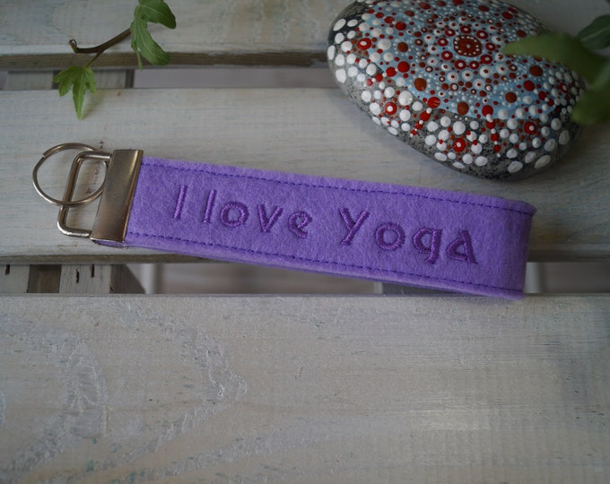 Filz Schlüsselanhänger "I love Yoga" lila